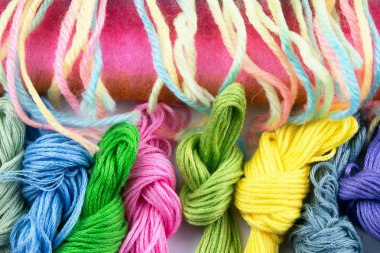 renkli örgü konuları ve beyaz zemin üzerine eşarp