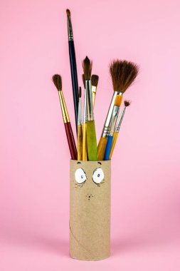 Boş top, banyo kağıt ile pink izole komik surat ve Boya fırçaları