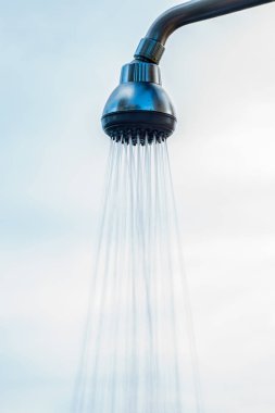 Sahile yakın kaplıcadaki açık hava duşunun yakın çekimi.