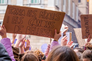 Barcelona, İspanya - 8 Mart 2018: Binlerce kadın Feminist Strike kadınlar gününde şehir merkezi Barcelona, İspanya, 8th Mart 2018 katılmak.