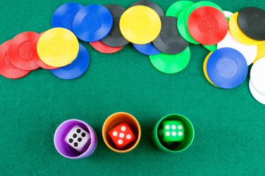 Poker Dices ve tablo kumar üzerine patates kızartması