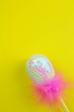 pembe payetler Paskalya yortusu yumurta tüylü Sarı zemin üzerine