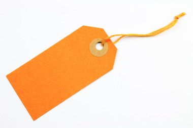 Turuncu kağıt etiket üzerinde beyaz izole dize ile bağlı
