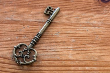 Ahşap arkaplanda eski anahtar.