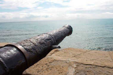 Old Cannon güneşli bir günde deniz kıyısında