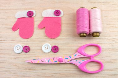 eldiven, konu, düğmeler ve makaslar ahşap masa pembe dekoratif Noel hissettim 