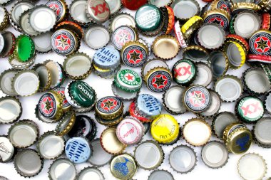 Barselona, İspanya - 17 Şubat 2016: Bira şişesi kapaklarının arka planı, çeşitli markaların karışımı