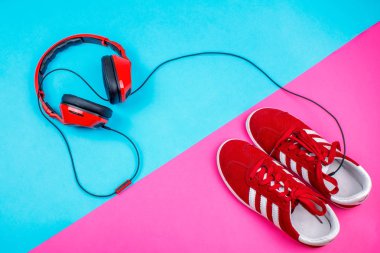 Barcelona, İspanya. Nisan 10,2018. Kırmızı Adidas ayakkabı ve renkli backgorund üzerinde kırmızı headphoens.