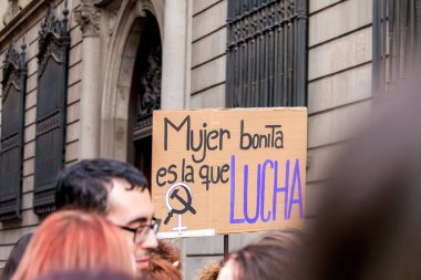 Barcelona, İspanya - 8 Mart 2018: Binlerce kadın Feminist Strike kadınlar gününde şehir merkezi Barcelona, İspanya, 8th Mart 2018 katılmak.