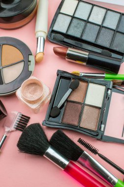 Pembe arka plan üzerinde kozmetik ve makyaj kompozisyon
