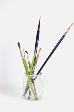 Beyaz yüzeydeki sanatsal fırçaların yakın plan çekimleri