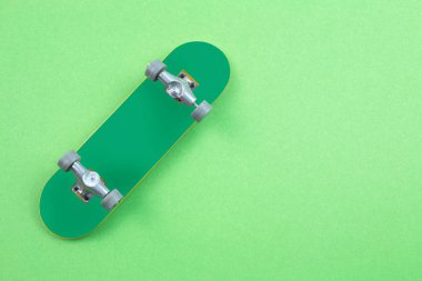 Yeşil zemin üzerine Mini kaykay oyuncak