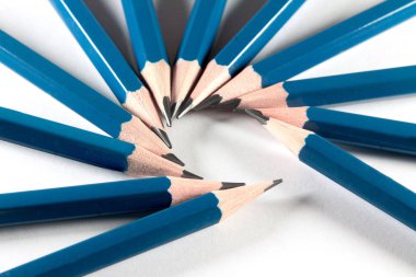 Beyaz arka plan üzerinde izole mavi kalem