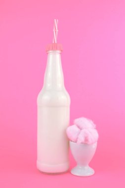 Şişe süt renkli arka plan üzerinde.