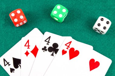Poker Dices ve kartlar tablo kumar üzerine