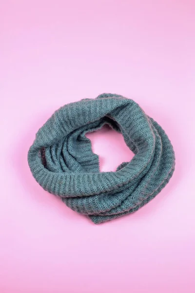 Schal Aus Grüner Wolle Auf Rosa Hintergrund — Stockfoto