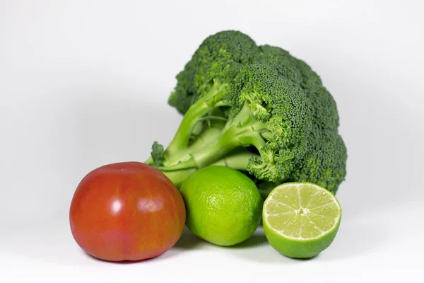 Tomate Com Limas Brócolis Superfície Branca — Fotografia de Stock