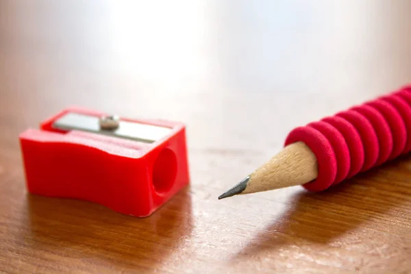 Czerwony Ołówek Drewnianym Stole — Zdjęcie stockowe