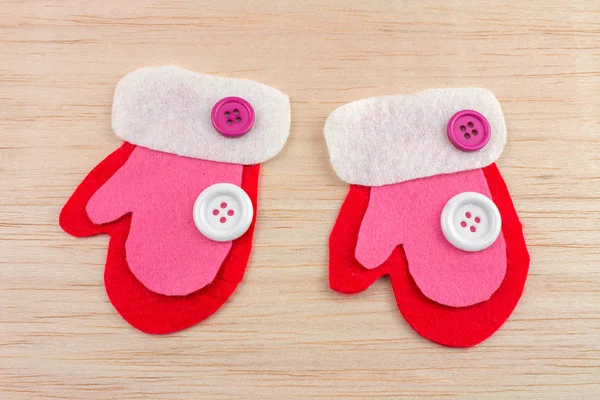 Bunte Dekorative Weihnachtliche Filzhandschuhe Mit Knöpfen Auf Holztisch — Stockfoto