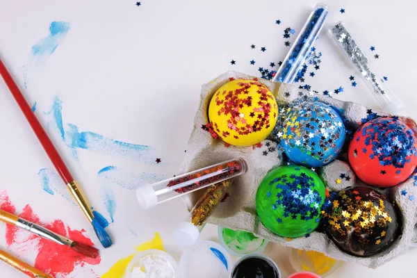 Œufs Pâques Peints Sur Table Blanche Avec Peintures Paillettes Pinceaux — Photo