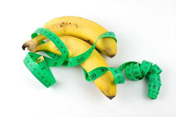 Bananes Fraîches Jaunes Avec Ruban Mesurer Isolé Sur Blanc — Photo