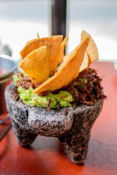 Schüssel Frischer Guacamole Mit Nachos Auf Dem Tisch — Stockfoto