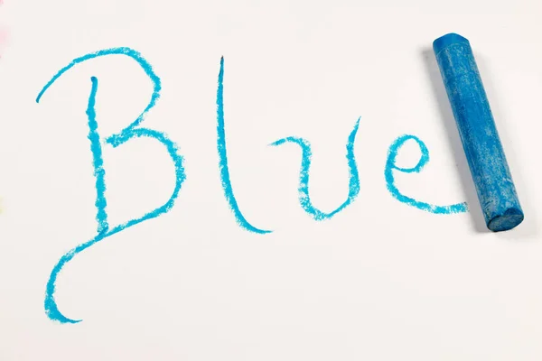 青い言葉でチョークパステルのクローズアップ — ストック写真