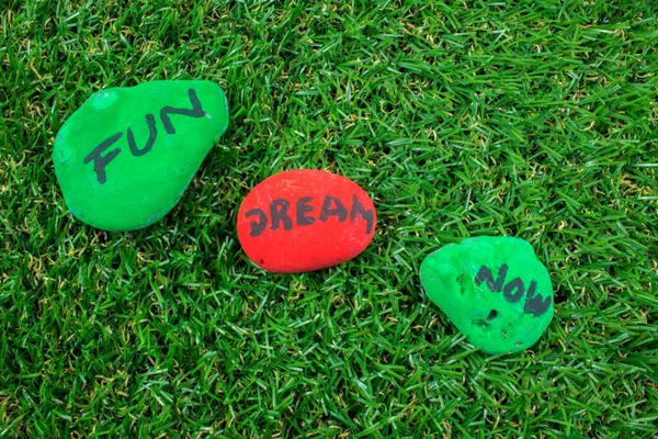 Rocas Colores Con Palabras Sobre Hierba Verde —  Fotos de Stock