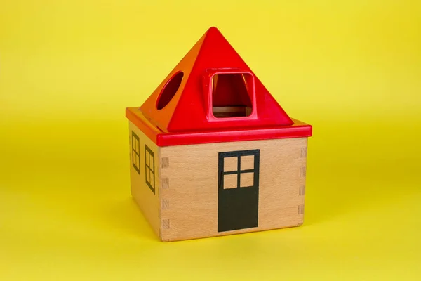 Renkli arka planda küçük oyuncak.