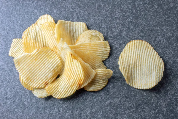 Kartoffelchips Auf Dunklem Rustikalen Tisch — Stockfoto