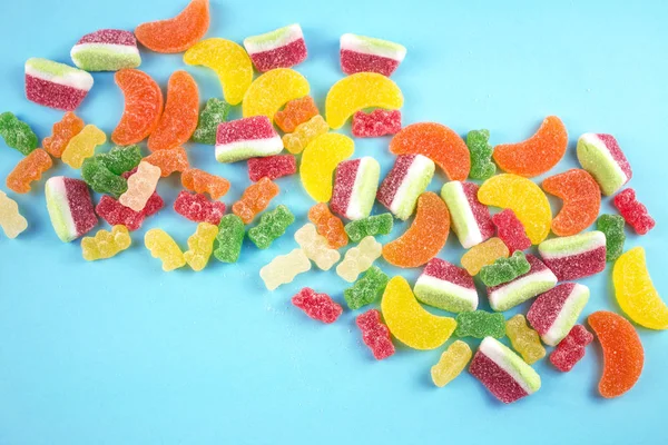 Mavi arkaplanda renkli jöle şekerleri