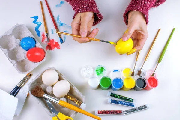 Vista Recortada Jovem Mulher Pintando Ovos Páscoa Mesa Branca — Fotografia de Stock