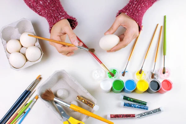 Обрезанный Вид Молодой Женщины Рисующей Пасхальные Яйца Белом Столе — стоковое фото
