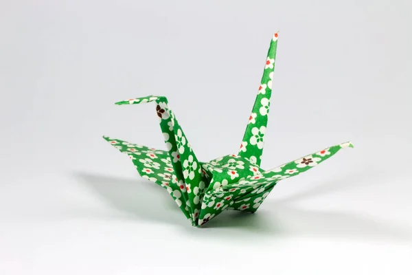 Grüne Origami Vogel Auf Weißem Hintergrund — Stockfoto