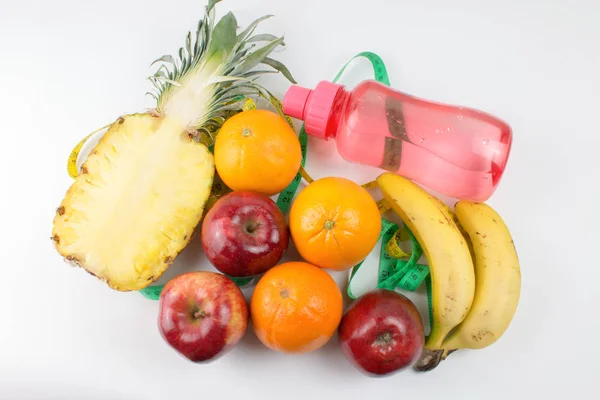 白で分離されたスポーツボトルにテープと水を測定する新鮮な果物 — ストック写真