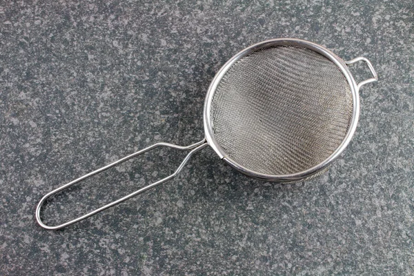 Taş mutfak yüzeyindeki boyacının yakın plan görüntüsü.