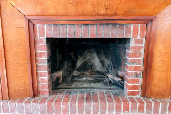 Tuğlalardan yapılmış şöminenin yakın plan görüntüsü.