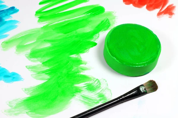 Art Studio Paint Cor Verde Escova Isolada Branco — Fotografia de Stock
