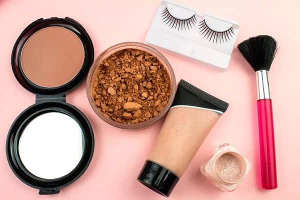 Pembe arka plan üzerinde kozmetik ve makyaj kompozisyon