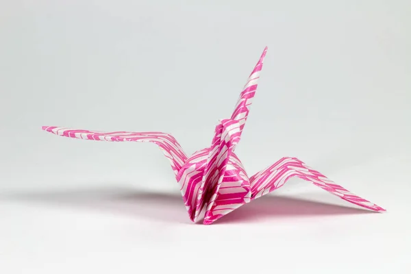 在白色背景上的粉红色的折纸鸟 — 图库照片