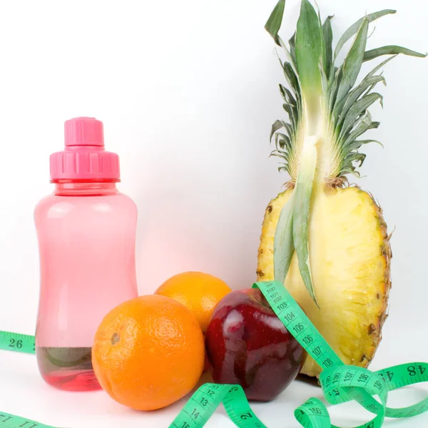 白に分離されたスポーツボトルに測定テープと水を含む新鮮な果物 — ストック写真