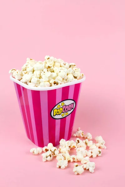 Popcorn Růžové Pruhované Kbelík Růžovém Pozadí — Stock fotografie