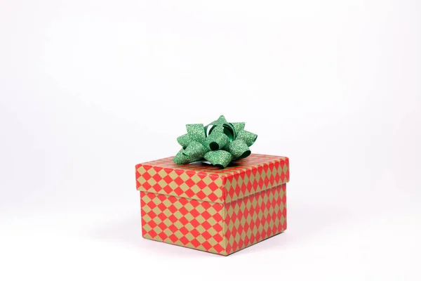 Czerwone Pudełko Zielony Łuk Białym Tle Boże Narodzenie — Zdjęcie stockowe