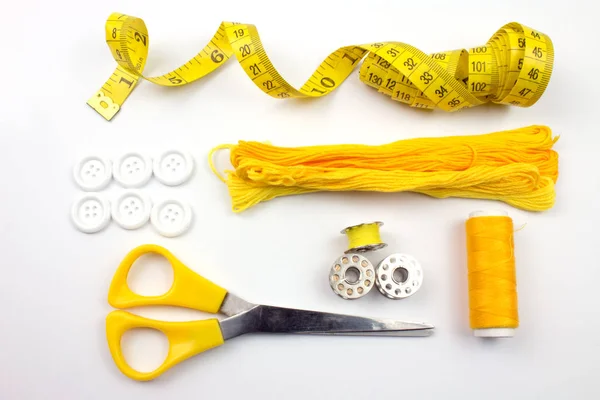 Accesorios Costura Amarillos Aislados Sobre Fondo Blanco — Foto de Stock
