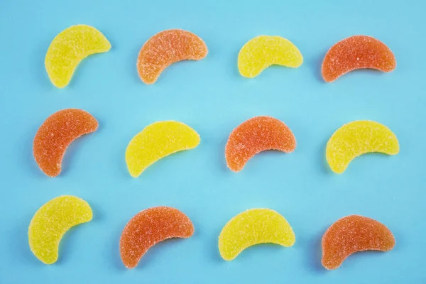 Mavi arkaplanda renkli jöle şekerleri