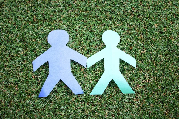 yeşil çim arka plan üzerinde kağıt çift