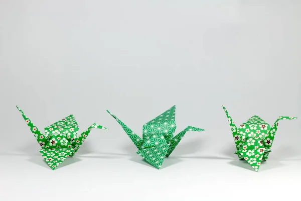Grüne Origami Vögel Auf Weißem Hintergrund — Stockfoto