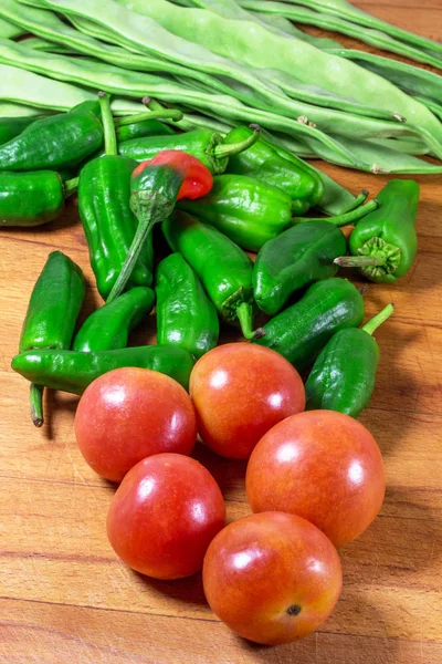 Judías Verdes Pimientos Picantes Tomates Rojos Mesa Madera —  Fotos de Stock