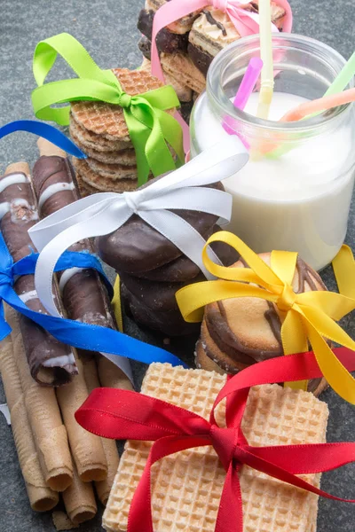 Biscotti Dolci Con Nastri Latte Barattolo Vetro Tavolo Scuro Rustico — Foto Stock