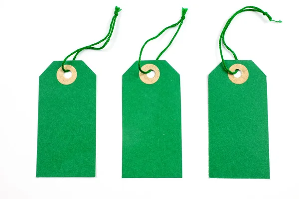 Etiquetas Papel Verde Atadas Con Cuerdas Aisladas Blanco — Foto de Stock